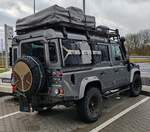 =Land Rover Defender steht auf dem Autohof Fulda-Nord, 01-2025