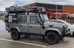 =Land Rover Defender steht auf dem Autohof Fulda-Nord, 01-2025