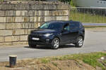 Land Rover Discovery Sport, fährt an einem Kanal entlang.