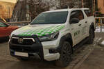 Toyota Hilux stand auf einem Parkplatz. 01.2025