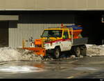 Toyota Land Cruiser im Winterdienst bei der Schneeräumung bei der Postautozufahrt auf dem Dach des SBB Bahnhof Bern am 2024.11.25