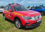 =VW Tiguan als Kommandowagen der Feuerwehr MICHELSTADT steht auf dem Parkgelände der Rettmobil 2024 in Fulda.