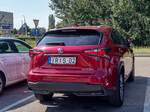 Rückansicht: Lexus NX in Red Crystal Shine.