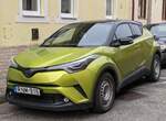 2019-er Toyota C-HR in Lime Green.