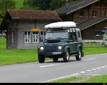 Grüner Land Rover Devender unterwegs bei Wyler-Innertkirchen am 2024.09.08