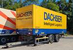 =Tandemachshänger der Spedition DACHSER steht auf einem Rastplatz an der A 7, 08-2024