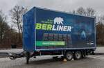 =Tandemachsanhänger mit Werbung für BERLINER-Tyres, 01-2025