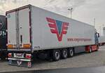 =Scania S 580-Sattelzug von VÖGEL-Transporte steht zur Fahrerpause an der A 7, 11-2024