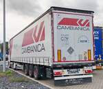 =Scania 460 R-Sattelzug der italienischen Spedition CAMBIANCA rastet auf dem Autohof Fulda-Nord, 10-2024