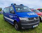 =VW T 6 des THW OV KULMBACH, steht im Mai 2024 auf dem Besucherparkplatz der RettMobil in Fulda