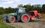 Fendt Allradschlepper mit Gaspardo-Drillmaschine bei der Aussaat, Okt.2022