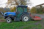 New Holland T4030, Schmalspurschlepper mit Bodenfrse, Nov.2012