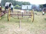 Alter Pferdeheurechen umgebat auf traktorzug beim landwirtschaftsfest in Mhlau/OT Hofstatt