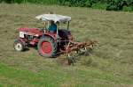 Ackerschlepper IHC International 383, mit Heuwender bei der Arbeit, Juli 2012