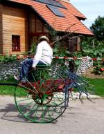 Heuwender aus frheren Tagen war auf der Oldtimerrundfahrt in Mnsteuer zu bewundern; 080811