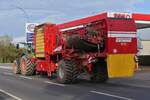 Heckansicht der Grimme Kartoffelerntemaschine, gezogen von einem Fendt Traktor.