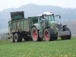 Fendt 927 zieht einen Miststreuer über eine Wiese in 36129 Gersfeld