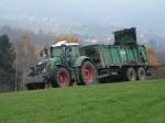 Fendt 927 mit Miststreuer unterwegs auf einer Wiese in 36129 Gersfeld