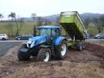 NEW HOLLAND T 7070 steht in der Landmaschinenausstellung der Gebrder Herrlich in Hofbieber-Langenbieber anl. des 50-jhrigen Firmenjubilums am 20.03.2010

