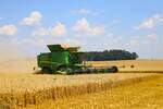 Schelmenhäuser Hofgut Weizenernte mit Stark Harvesting John Deere S780 Mähdrescher am 20.07.24 bei Frankfurt Bergen Enkheim 