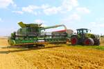 Schelmenhäuser Hofgut Weizenernte mit Claas Axion 870 und Stark Harvesting John Deere S780 Mähdrescher am 20.07.24 bei Frankfurt Bergen Enkheim