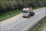 Auf dem Heimweg sind mir diese Schwertransporter aufgefallen. Also schnell zur Autobahnbrcke. Dort angekommen, kammen sie auch schon: Angefhrt wurde der Convoi durch einen DAF XF105.460 oder 105.510. Auf dem Tieflader wurde ein Fabrikneuer CAT Bagger transportiert. (03.05.2008)
