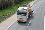 Als drittes folgt ein DAF XF95. Der Fahrer hat sich ein  Windrad  vor die Frontscheibe gestellt. (03.05.2008)
