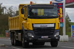 Gelber Daf CF Kipper, fährt nahe einer Tankstelle an mir vorbei.