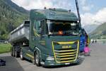 Ein DAF Kippersattelzug von Transport AG Entlebuch der am 14.7.24 beim Trucker Treffen in Ambri steht.