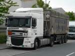 DAF XF 105.460 mit Containerauflieger von  Reicheneder  abgestellt im Nrnberger Hafengebiet. Im Container befindet sich laut Gefahrentafel ein umweltgefhrdender fester Stoff. 10.06.2012