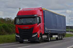 Iveco Sattelzug, im Norden von Luxemburg auf dem Weg zur belgischen Grenze.