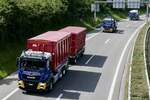 Ein MAN Containerzug und zwei weitere Fahrzeuge von Reinhard Recycling am 28.6.24 auf dem Weg zum Trucker Festival auf der A8 in Matten.