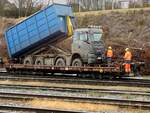 MAN TGS 35-540 mit Abrollcontainer, auf einem Transportwaggon; 250127