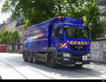 MAN Entsorgungsspezialfahrzeug zum Absaugen von Abwasserkanälen unterwegs in der Stadt Freiburg i.B am 2024.06.07