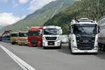 Ein Scania und MAN und weitere LKW die am 14.7.24 beim Trucker Treffen in Ambri stehen.