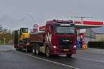 MAN Hngerzug, mit Komatsu Raupenbagger, von Betons Weber, aufgenommen auf der Fitsch.