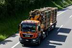Ein MAN Holztransporter von Fritz Aegeter AG am 28.6.24 unterwegs zum Trucker Festival auf der A8 in Matten b.