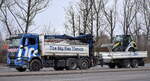 PRO Tief- und Wasserbau GmbH & Co. KG mit einem MAN TGS Baukipper (Selbstlader) + Hänger mit Mietbaumaschine (Radlader) beladen am 02.03.23 Berlin Marzahn.