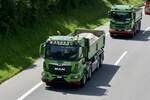 Ein MAN und Scania Kipper von Addor Gstaad die am 28.6.24 unterwegs zum Trucker Festival sind auf der A8 in Matten b. Interlaken.