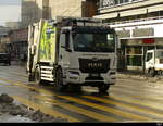 MAN Müllwagen mit Schneeketten unterwegs in der Stadt Bern am 2024.11.25