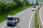 Ein MAN und weitere LKWs von Egli Transporte am 28.6.24 unterwegs zum Trucker Festival auf der A8 in Matten b.