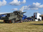 Dieser militärische Lastkraftwagen der MAN HX-Serie 4x4 und ein Scania Sattelzug waren Mitte Juli 2024 in Fairford zu sehen.