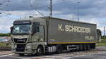 K. Schroeder Polska Sp. z o.o. (Polen) mit einem Sattelzug mit MAN TGX Zugmaschine am 17.07.24 Bahnübergang Rodleben.