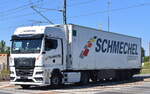 Schmechel Transport GmbH mit einem Sattelzug mit Kühlthermoauflieger mit MAN TGX 18.520 Zugmaschine am 06.08.24 Bahnübergang Rodleben.