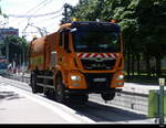 VAG Freiburg - MAN Zweiwegfahrzeug unterwegs auf Tramgeleisen in der Stadt Freiburg i.B am 2024.07.05
