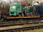 MAN mit aufgebautem Holzhäcksler ist im Bhf.Ried auf einem Transportwaggon platziert; 250127