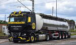 Tanksattelzug für Chemietransporte mit MAN TGX 18.520 Zugmaschine am 17.07.24 Bahnübergang Rodleben.