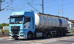 H & S Transporte GmbH mit einem Tanksattelzug (nur für Lebensmittel) mit MAN TGX 18.470 Zugmaschine am 06.08.24 Bahnübergang Rodleben.