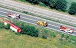 LKW-Unfall mit jeder Menge angereister LKW-Abschlepper auf einer Autobahn Nhe Frankfurt/Oder, Sommer 1997