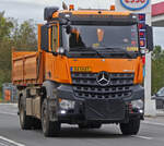 Mercedes Benz Arocs, 2236, Absetzkipper, gesehen nahe einer Tankstelle.